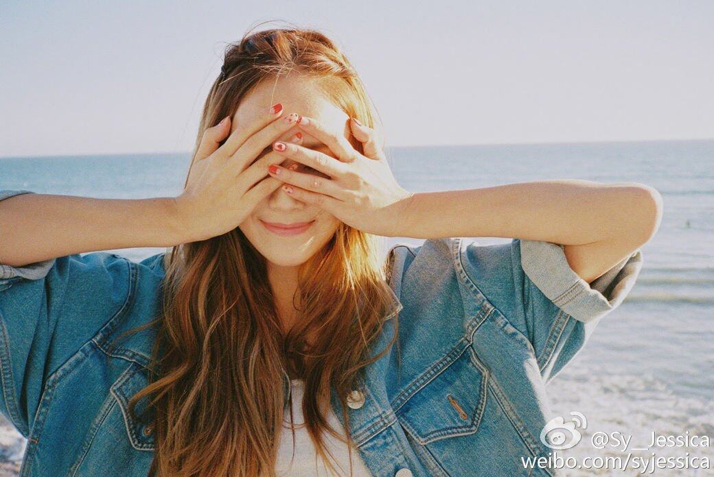 Jessica 發行個人第一張迷你專輯《With Love,J》中的紅色美甲造型 Jessica 發行個人第一張迷你專輯《With Love,J》中的紅色美甲造型