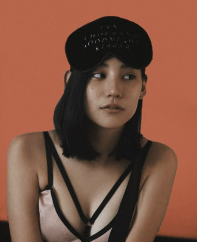 娜諾的「泰式病嬌妝」相比起Chicha的輕泰妝更淡,眼影用色主要以大地色、杏色 娜諾的「泰式病嬌妝」相比起Chicha的輕泰妝更淡,眼影用色主要以大地色、杏色