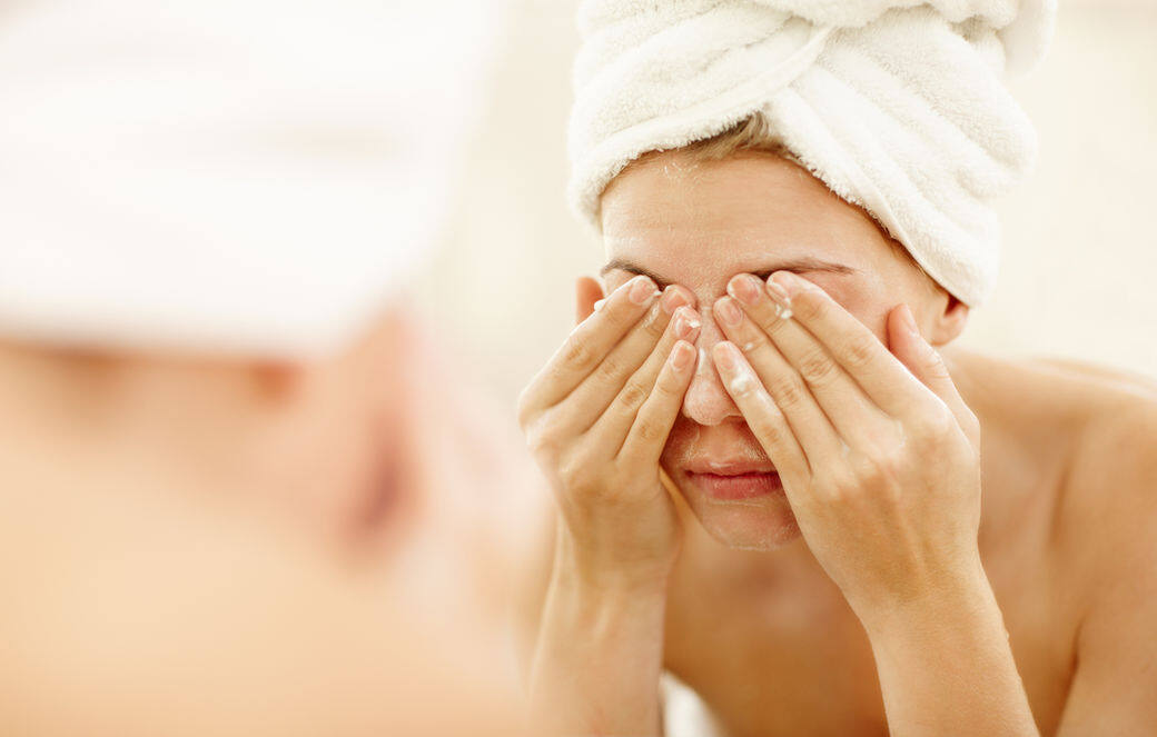 不少人會把卸眼妝的卸妝液用來卸全臉，陳醫生說這是可以的，不過要留