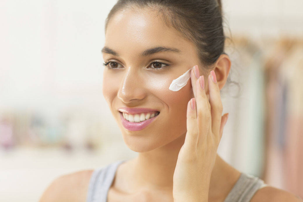 卸妝膏適合乾性至正常肌膚，由於所含有的油脂比卸妝油少一點，相對地
