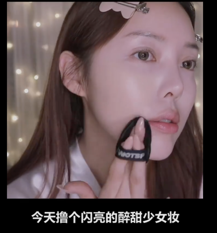 PONY先用氣墊粉餅上完底妝後,利用刷具沾取適量遮瑕膏,於黑眼圈和法令 PONY先用氣墊粉餅上完底妝後,利用刷具沾取適量遮瑕膏,於黑眼圈和法令