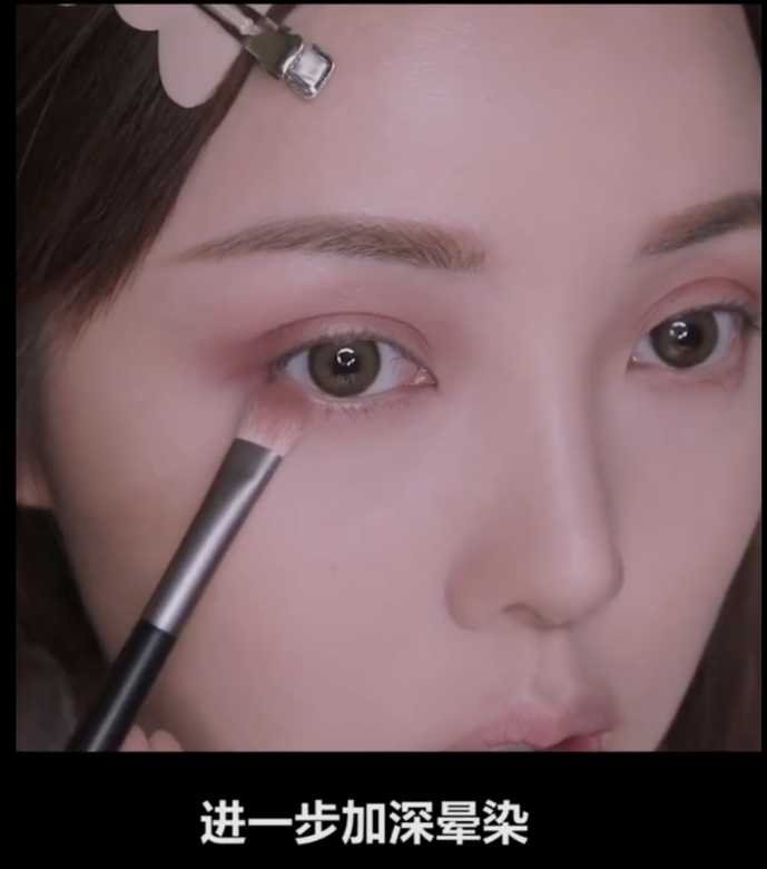 接着用栗子啡色系眼影加深眼尾輪廓,打造深邃眼妝,最後可畫出猫眼眼 接着用栗子啡色系眼影加深眼尾輪廓,打造深邃眼妝,最後可畫出猫眼眼