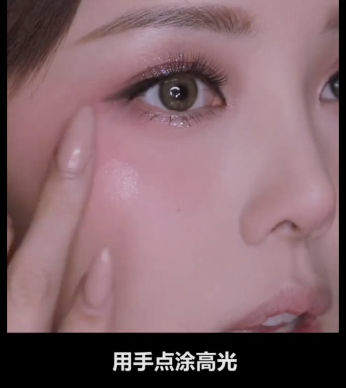 掃上胭脂後,也可以再印上光影加強效果。 掃上胭脂後,也可以再印上光影加強效果。