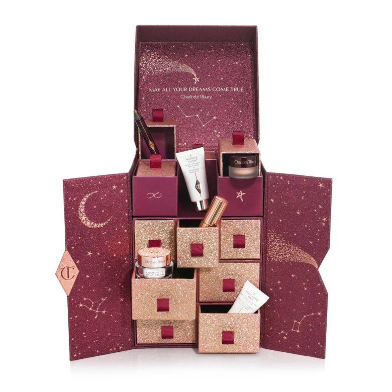 CHARLOTTE’S BEAUTY UNIVERSE聖誕倒數日曆 $1,600有12 格的 Charlotte Tilbury 夢幻聖誕倒數日曆,放滿了品 CHARLOTTE’S BEAUTY UNIVERSE聖誕倒數日曆 $1,600有12 格的 Charlotte Tilbury 夢幻聖誕倒數日曆,放滿了品