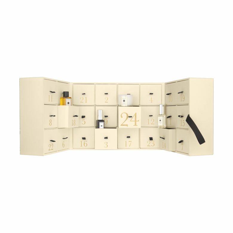 Jo Malone 聖誕倒數月曆 $4,000以英倫莊園為設計的倒數月曆,24 個格子放了品 Jo Malone 聖誕倒數月曆 $4,000以英倫莊園為設計的倒數月曆,24 個格子放了品