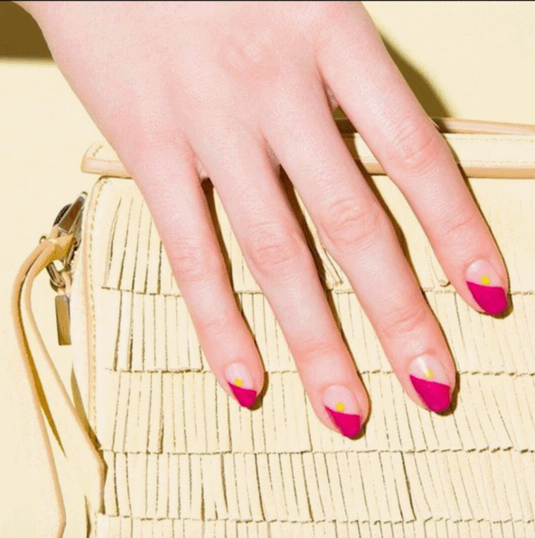 別緻的Fuchsia指甲如果將搶眼Fuchsia 桃紅色塗滿指甲，稍微有新長出的指甲出現