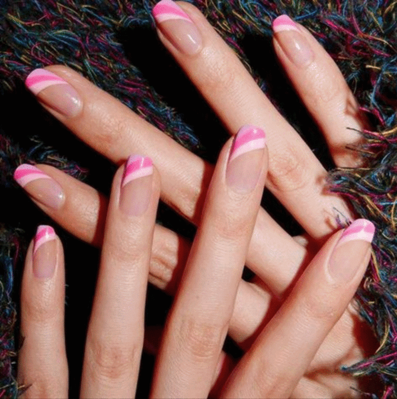 配色方案平衡點用相同顏色處理過的指甲，如粉紅色和淡紫色，邊緣​​效果