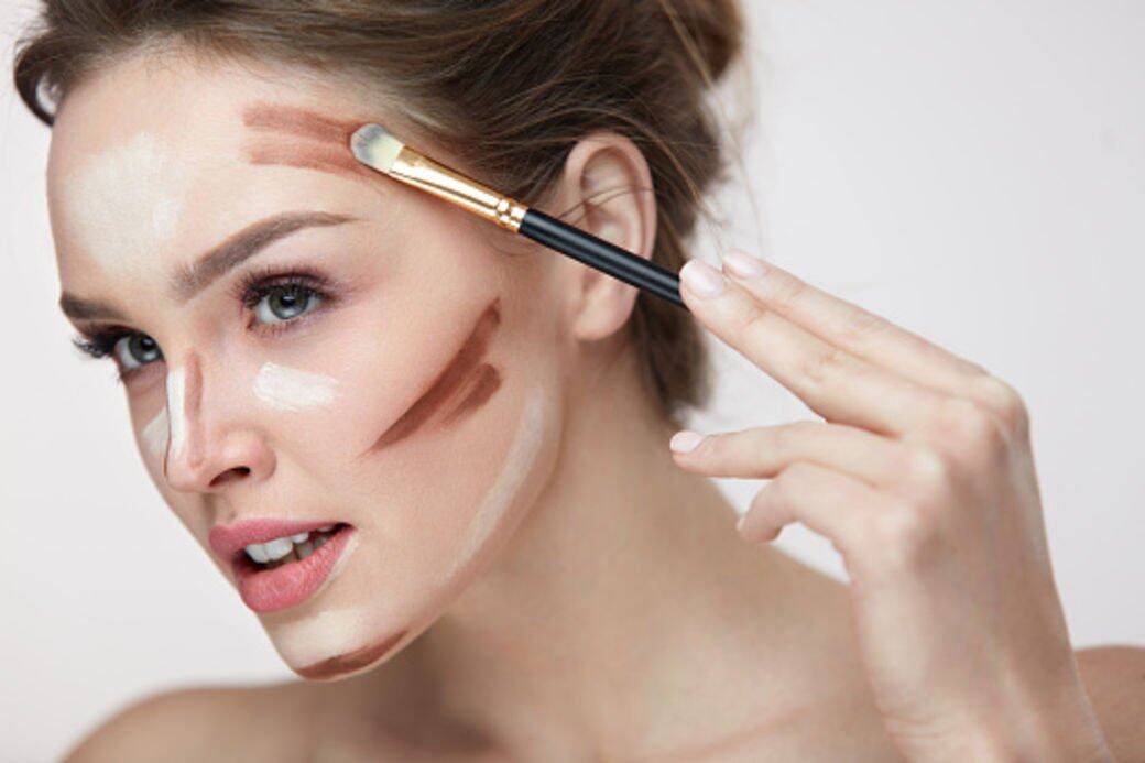 瘦面修容小技巧2.多利用化妝掃瘦面修容妝感講究精確度，合適的化妝