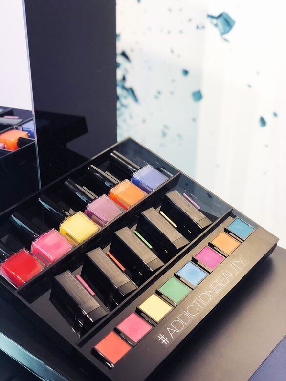 ADDICTION新一季彩妝以印度的「灑紅節」(Holi)作為靈感,因此在選色方面相對大膽,利 ADDICTION新一季彩妝以印度的「灑紅節」(Holi)作為靈感,因此在選色方面相對大膽,利
