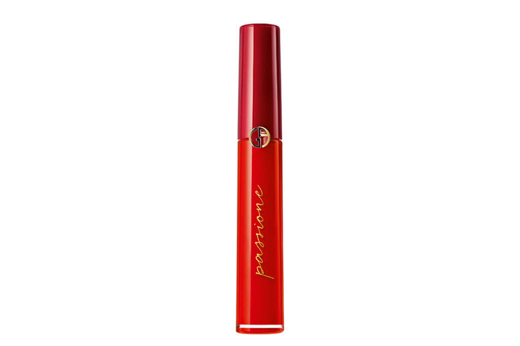 全新限定LIP MAESTRO PASSIONE N°408色調。以最具標誌性的熱情紅色，豔麗矚目，叫人一見
