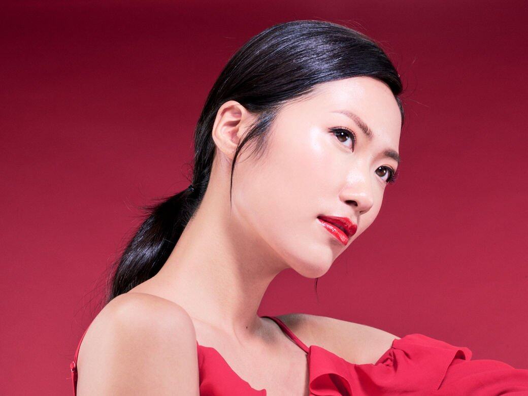 此外,粉底中還加入了懸浮色素因子,能幫助粉底液貼服地停留於肌膚表 此外,粉底中還加入了懸浮色素因子,能幫助粉底液貼服地停留於肌膚表