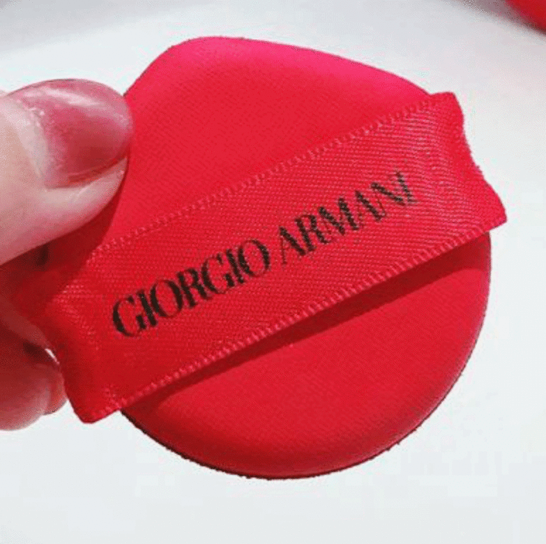 這款GIORGIO ARMANI Beauty 粉撲靈感來自高級訂製服布料紅絲絨，觸感柔軟有彈性。