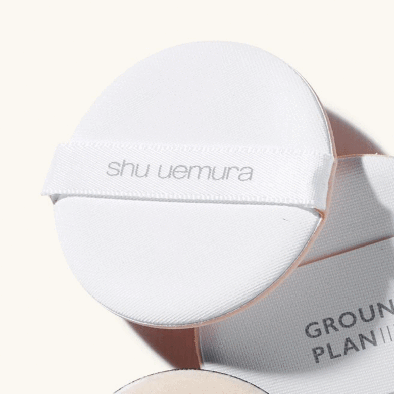 這款Shu Uemura 氣墊粉餅主打控油效果,內附的petal skin 氣墊粉撲以四層物料組成。 這款Shu Uemura 氣墊粉餅主打控油效果,內附的petal skin 氣墊粉撲以四層物料組成。