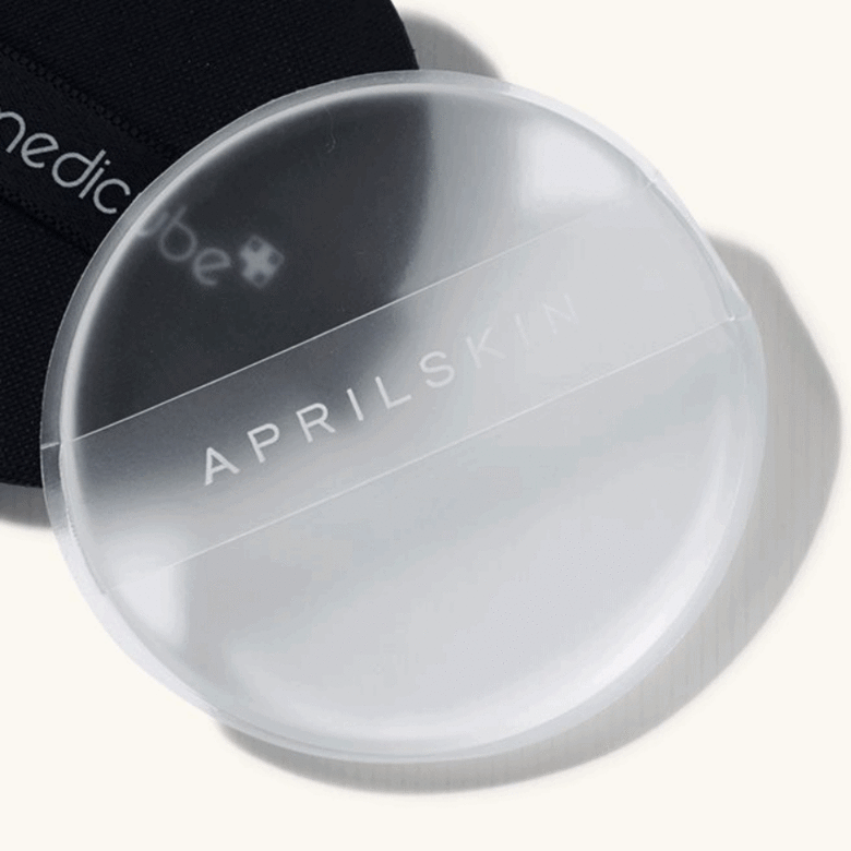 April Skin 推出的氣墊粉餅粉撲以矽膠為材料，使用過後以清水洗淨風乾就可。