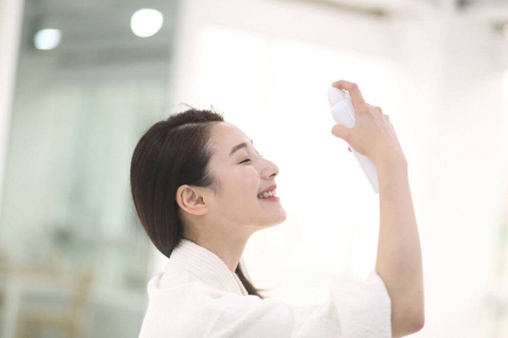 對於肌膚極度乾燥以及喜歡全臉定妝的女生,可以使用控油定妝噴霧均 對於肌膚極度乾燥以及喜歡全臉定妝的女生,可以使用控油定妝噴霧均