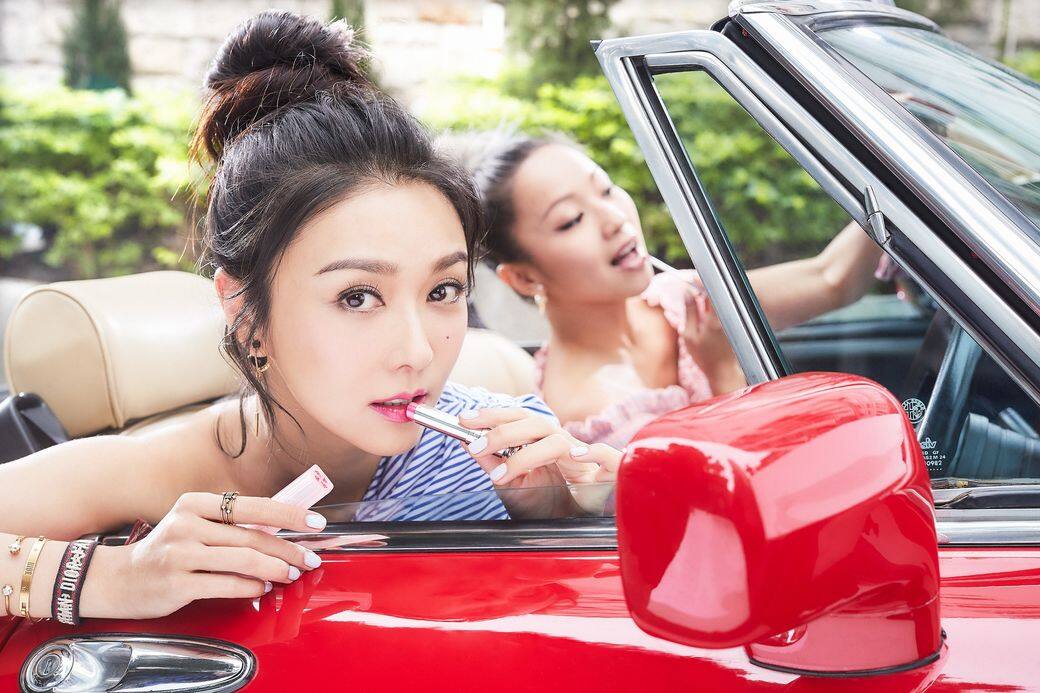 誘惑煥彩雙色潤唇膏擁有極高色彩亮澤度,獨有的Color Reviver喚醒唇色科技,以 誘惑煥彩雙色潤唇膏擁有極高色彩亮澤度,獨有的Color Reviver喚醒唇色科技,以