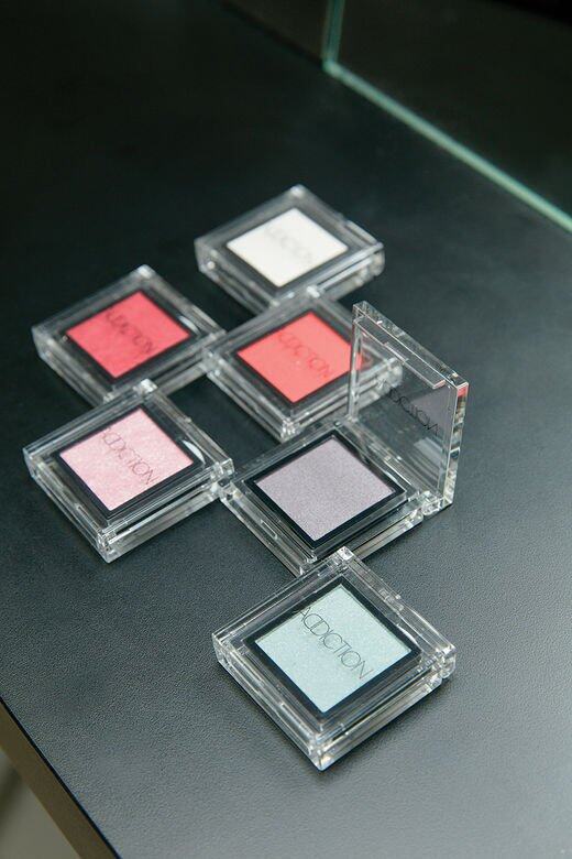 ADDICTION The Eyeshadow眼影系列有多達99種色調,當中包括9種基本色系,以及啞緻、珠光 ADDICTION The Eyeshadow眼影系列有多達99種色調,當中包括9種基本色系,以及啞緻、珠光