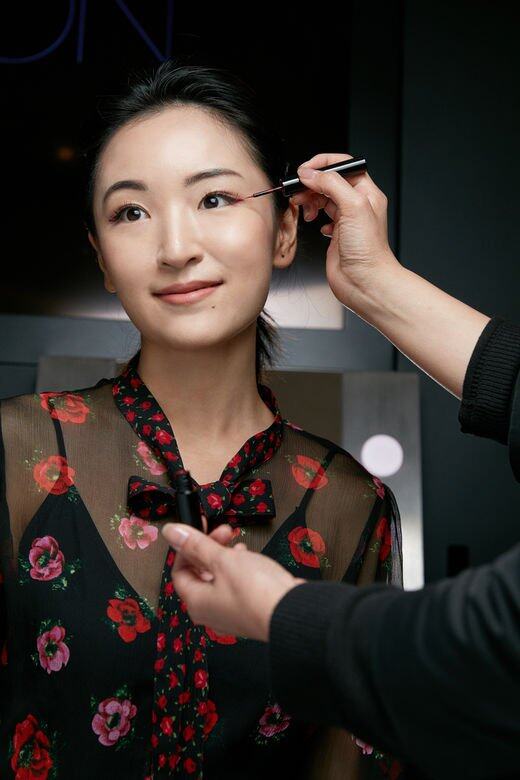 Ingrid立即請化妝師以新色調的Addiction Liquid Eyeliner眼線液為她畫上今季大熱的上揚眼 Ingrid立即請化妝師以新色調的Addiction Liquid Eyeliner眼線液為她畫上今季大熱的上揚眼