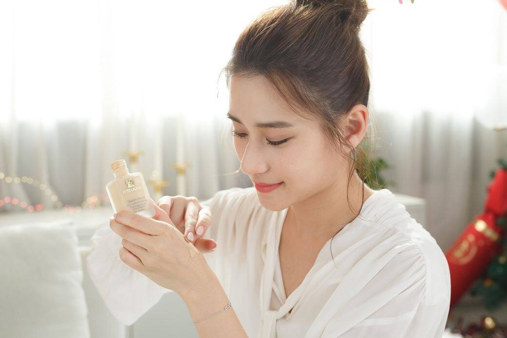 超蓮在聖誕節前夕,收到一份讓她驚喜的聖誕禮物,裡面原來是Estée Lauder的 超蓮在聖誕節前夕,收到一份讓她驚喜的聖誕禮物,裡面原來是Estée Lauder的