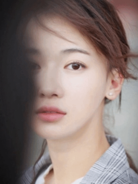 換上「小山眉」的吳謹言比一字粗平眉更有自己風格,換上現代妝扮令面部 換上「小山眉」的吳謹言比一字粗平眉更有自己風格,換上現代妝扮令面部