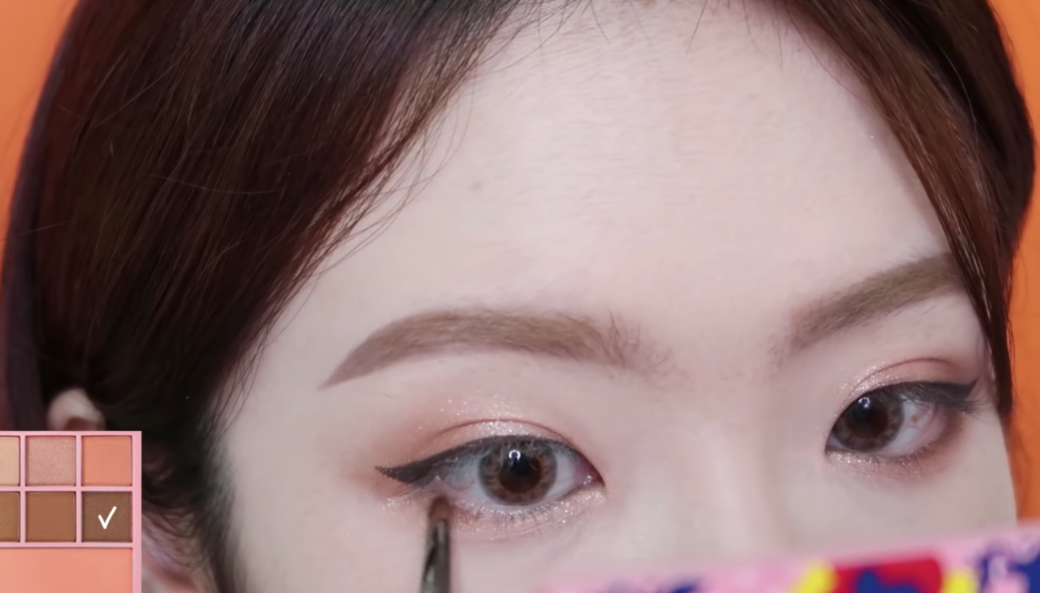 畫上向上揚的小貓眼線後,可用小號的眼影掃在下眼線較後位置掃上少許啡色眼影 畫上向上揚的小貓眼線後,可用小號的眼影掃在下眼線較後位置掃上少許啡色眼影