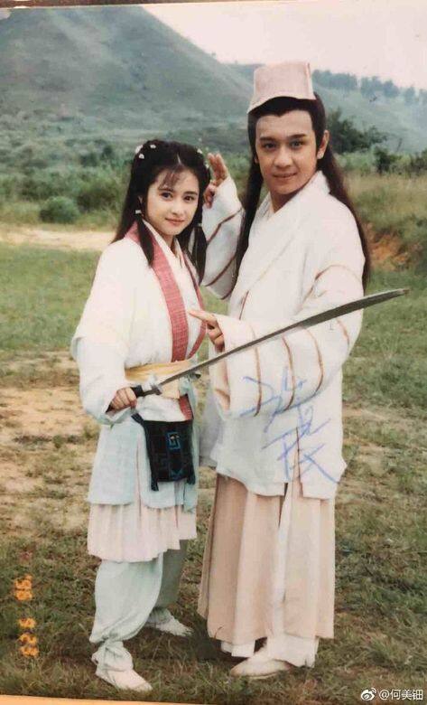 何美鈿更瞬即在社交網發佈 1997 年拍攝《天龍八部》的片場照 何美鈿更瞬即在社交網發佈 1997 年拍攝《天龍八部》的片場照