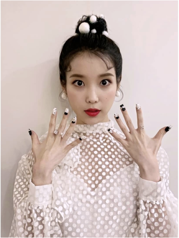 搭配性感優雅的白色圓點襯衫和髮飾,指彩選擇黑白配色,其中幾指是幾 搭配性感優雅的白色圓點襯衫和髮飾,指彩選擇黑白配色,其中幾指是幾