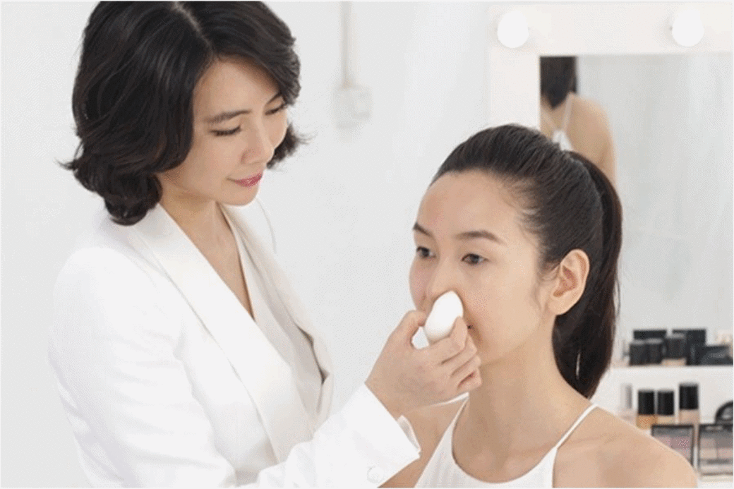 臉部細紋和法令紋的遮瑕關鍵,在於化妝前的「保濕」步驟。 臉部細紋和法令紋的遮瑕關鍵,在於化妝前的「保濕」步驟。