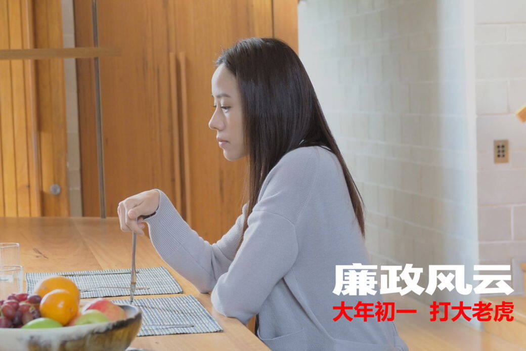 電影中的林嘉欣為表現出專業的形象 電影中的林嘉欣為表現出專業的形象