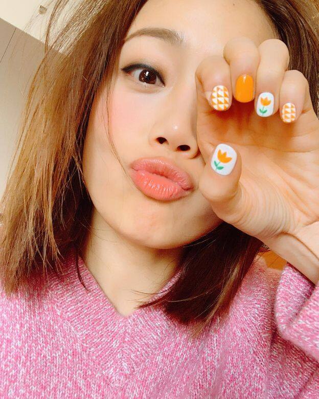 網民大讚容祖兒的美甲圖案十分可愛 網民大讚容祖兒的美甲圖案十分可愛