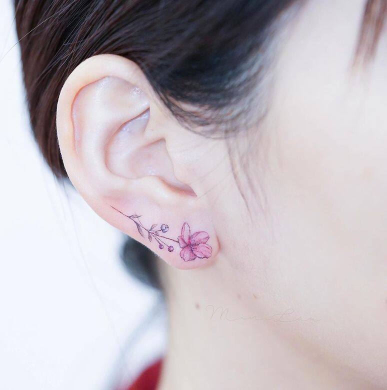 Mini Lau 曾到韓國學習紋身,學成歸來後跟男友在官塘開設紋身店 Hello Tattoo,主打小清新風格。 Mini Lau 曾到韓國學習紋身,學成歸來後跟男友在官塘開設紋身店 Hello Tattoo,主打小清新風格。