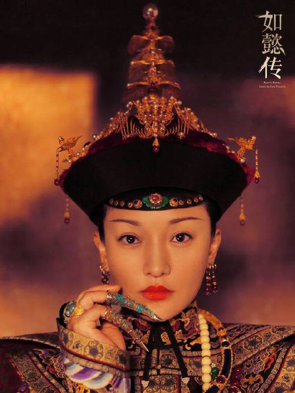 眉毛間距較寬,就是完美複製清朝的彎月細眉。 眉毛間距較寬,就是完美複製清朝的彎月細眉。