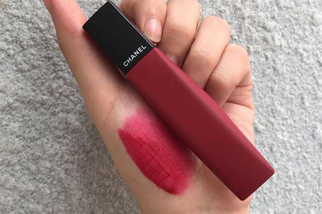 而Chanel 剛推出「液態唇粉」,有如柔滑粉霧質地加上氣墊刷頭的柔霧唇釉,酒紅 而Chanel 剛推出「液態唇粉」,有如柔滑粉霧質地加上氣墊刷頭的柔霧唇釉,酒紅