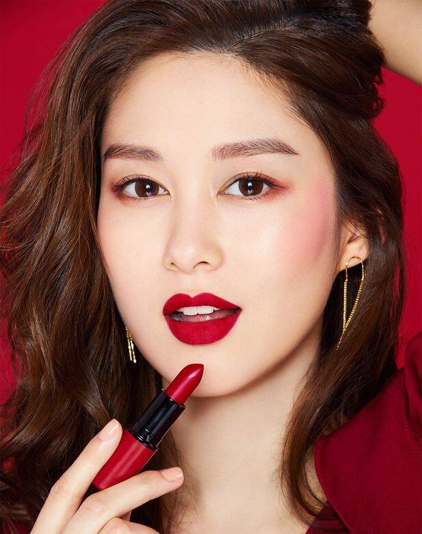 大紅色調向來極適合亞洲女生的膚色,既矚目又顯白。香香的妝容以紅唇 大紅色調向來極適合亞洲女生的膚色,既矚目又顯白。香香的妝容以紅唇