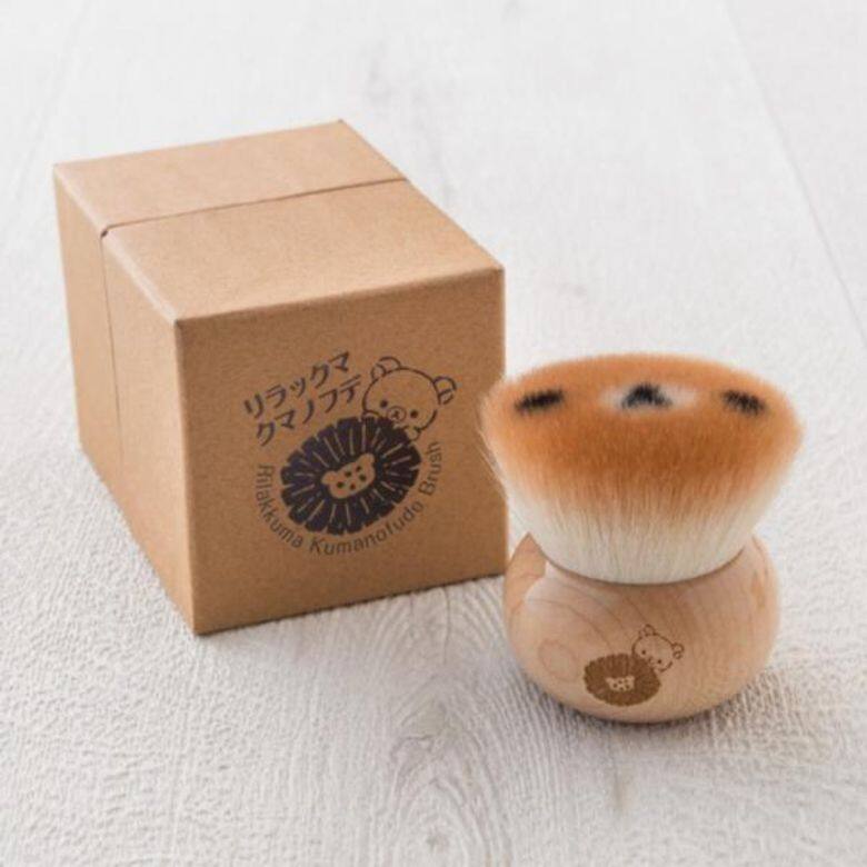 Rilakkuma 化妝掃以櫻桃樹作材料,用3色刷毛做成鬆弛熊的樣子,售$ 5,940日元。 Rilakkuma 化妝掃以櫻桃樹作材料,用3色刷毛做成鬆弛熊的樣子,售$ 5,940日元。