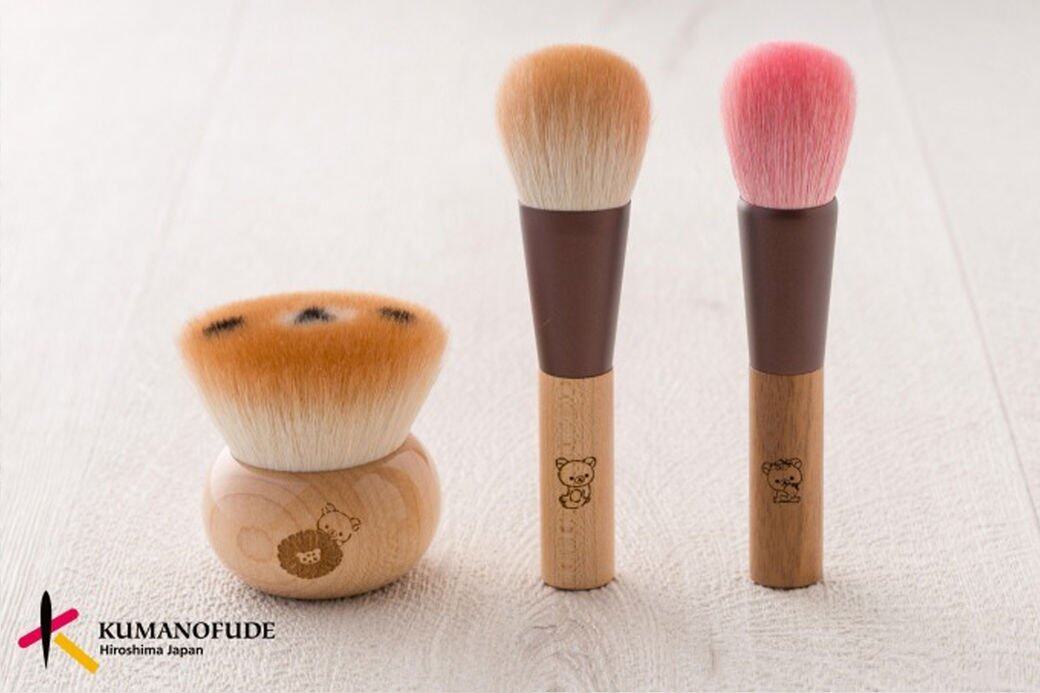 Rilakkuma 小白熊胭脂掃以粉紅色的毛製作刷頭,少女味十足,售 $3,996 日元。有興趣者可在網店 HKDS Store 購買。 Rilakkuma 小白熊胭脂掃以粉紅色的毛製作刷頭,少女味十足,售 $3,996 日元。有興趣者可在網店 HKDS Store 購買。