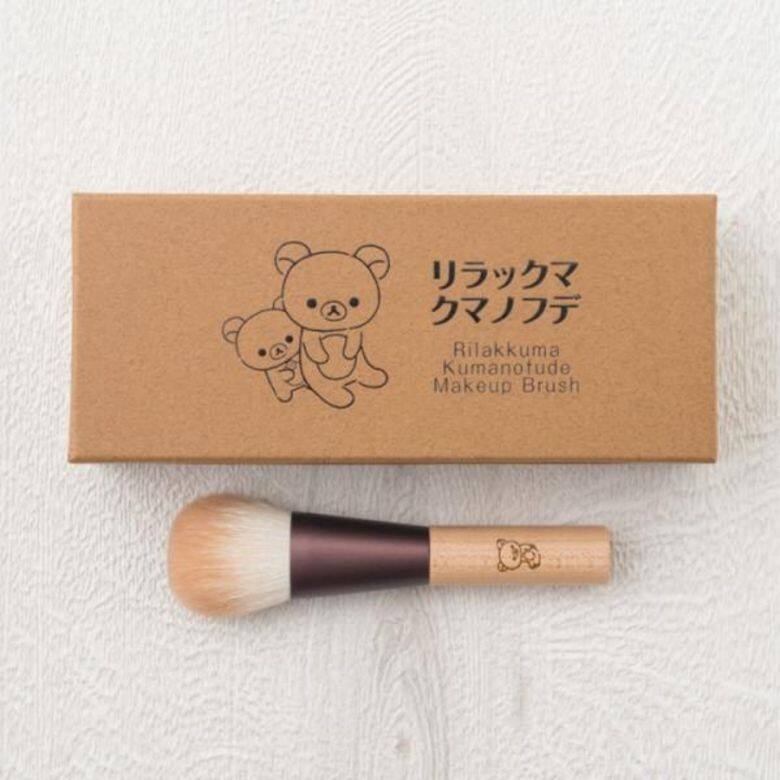 Rilakkuma 胭脂掃柄上刻有鬆弛熊圖案,刷毛更特意染成鬆弛熊的啡色,售 $3,996 日元。 Rilakkuma 胭脂掃柄上刻有鬆弛熊圖案,刷毛更特意染成鬆弛熊的啡色,售 $3,996 日元。
