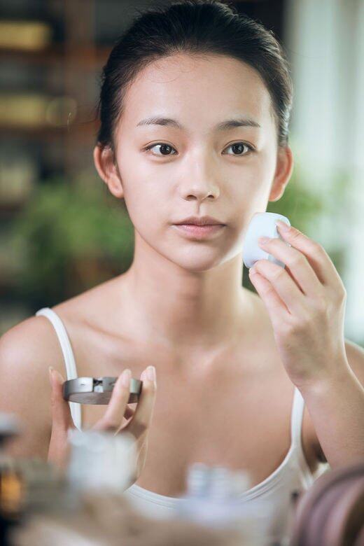 Vanessa補充,若真的不小心弄到,可以卸妝水倒在化妝棉上,再慢慢卸走衣服上 Vanessa補充,若真的不小心弄到,可以卸妝水倒在化妝棉上,再慢慢卸走衣服上