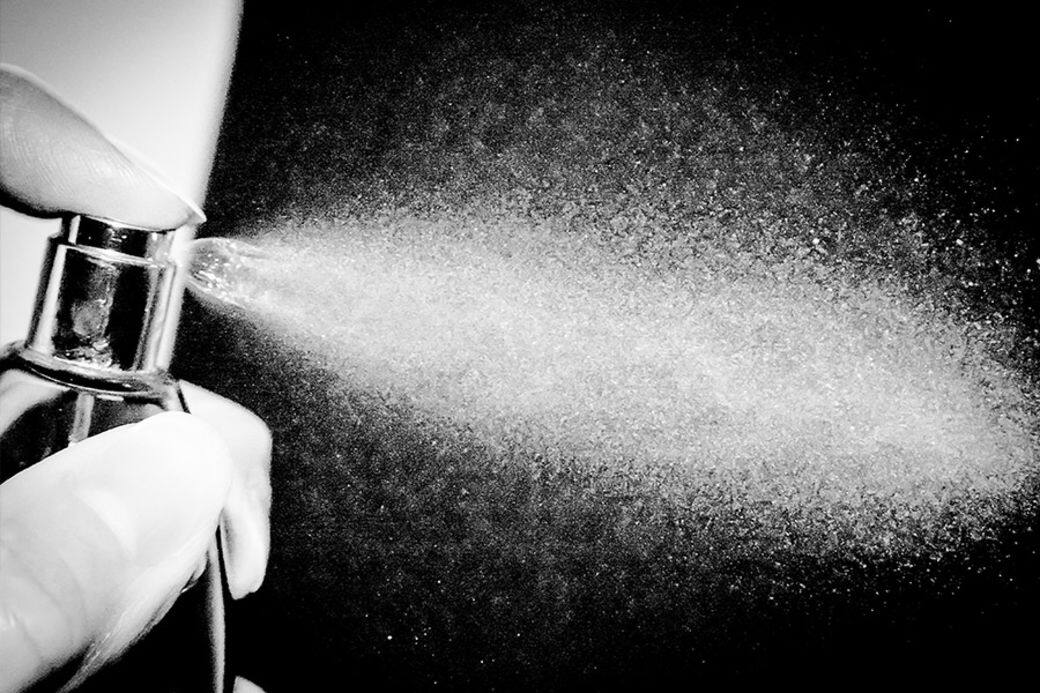 有說把香水向上噴於空氣,然後把握時間走進「香水雨」內,就可以令香水自 有說把香水向上噴於空氣,然後把握時間走進「香水雨」內,就可以令香水自
