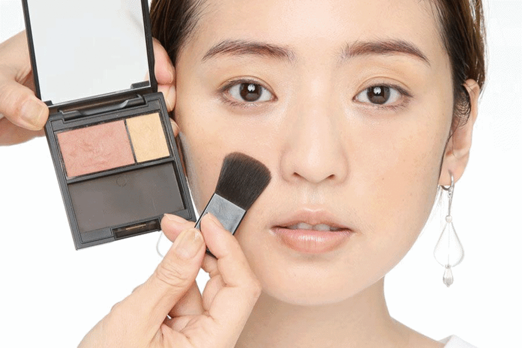 胭脂掃在鼻翼兩側化妝師菊地美香子表示,日本女生喜愛將胭脂掃在鼻 胭脂掃在鼻翼兩側化妝師菊地美香子表示,日本女生喜愛將胭脂掃在鼻