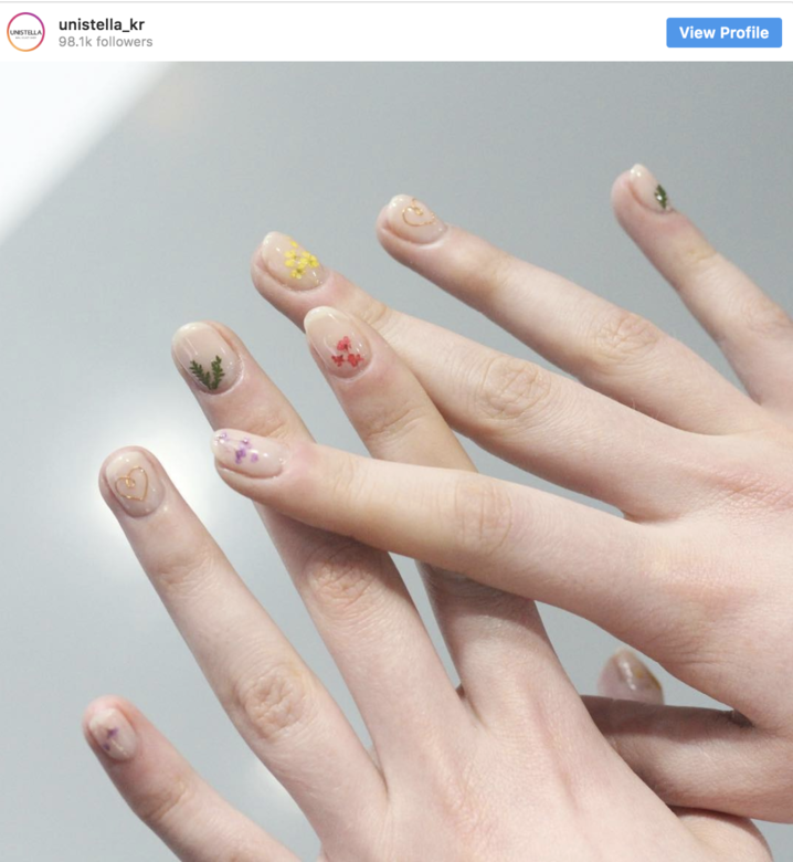 偏愛簡約風的女生,也可選擇透明感重的花卉款,以素色的甲色為基底搭 偏愛簡約風的女生,也可選擇透明感重的花卉款,以素色的甲色為基底搭