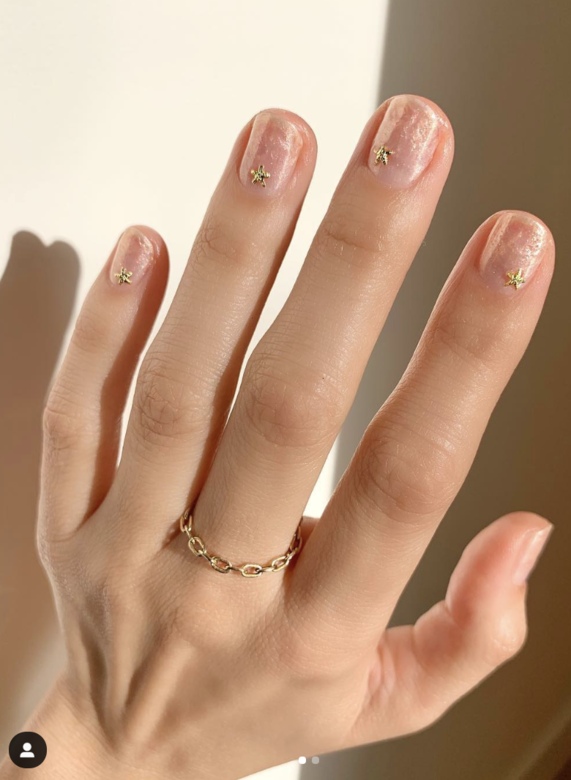 微微的閃粉，放在指尖有助雙手看起來更顯纖長。加入星星裝飾元素令指