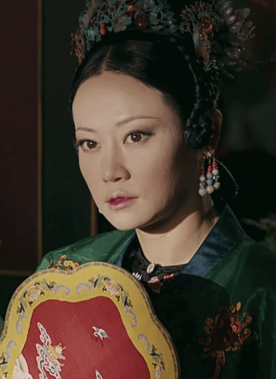 在清朝流行的「絳唇妝」,只點綴在非常接近內側處,而下唇也只畫上一半色調。 在清朝流行的「絳唇妝」,只點綴在非常接近內側處,而下唇也只畫上一半色調。