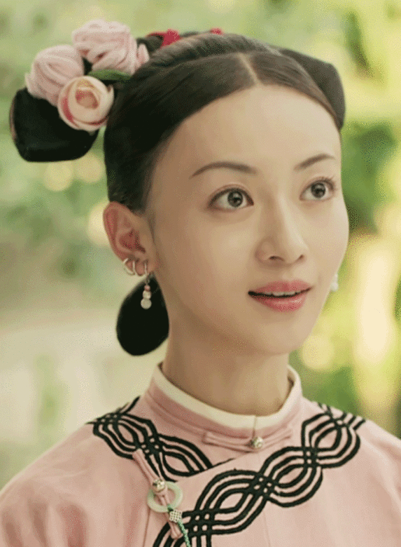《延禧攻略》女主角魏瓔珞剛進宮時,原本每隻耳只佩戴單一隻耳環,在正式 《延禧攻略》女主角魏瓔珞剛進宮時,原本每隻耳只佩戴單一隻耳環,在正式