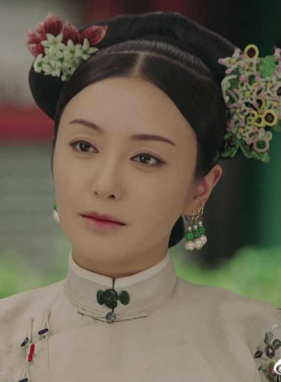 魏瓔珞的一雙眉毛與其他嬪妃一樣,都是當時最流行的彎細柳葉眉。 魏瓔珞的一雙眉毛與其他嬪妃一樣,都是當時最流行的彎細柳葉眉。