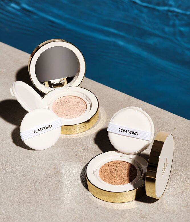 Tom Ford Soleil柔光水瀅白氣墊粉餅 $400(左)1.0 ROSE GLOW TONE UP 、(右)4.5 COOL SAND面對夏日潮 Tom Ford Soleil柔光水瀅白氣墊粉餅 $400(左)1.0 ROSE GLOW TONE UP 、(右)4.5 COOL SAND面對夏日潮