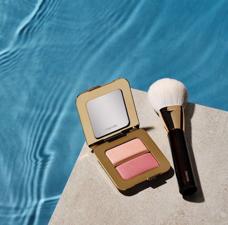 Soleil Sheer Cheek Duo想輪廓更分明有致,再於玫瑰裸肌掃上Soleil Sheer Cheek Duo,胭脂盤包含光 Soleil Sheer Cheek Duo想輪廓更分明有致,再於玫瑰裸肌掃上Soleil Sheer Cheek Duo,胭脂盤包含光