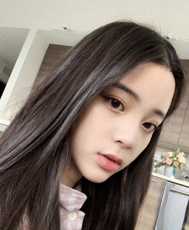 歐陽娜娜本身擁有圆圆的「小鹿眼型」,畫眼線亦只需從眼尾處自然向後拉 歐陽娜娜本身擁有圆圆的「小鹿眼型」,畫眼線亦只需從眼尾處自然向後拉