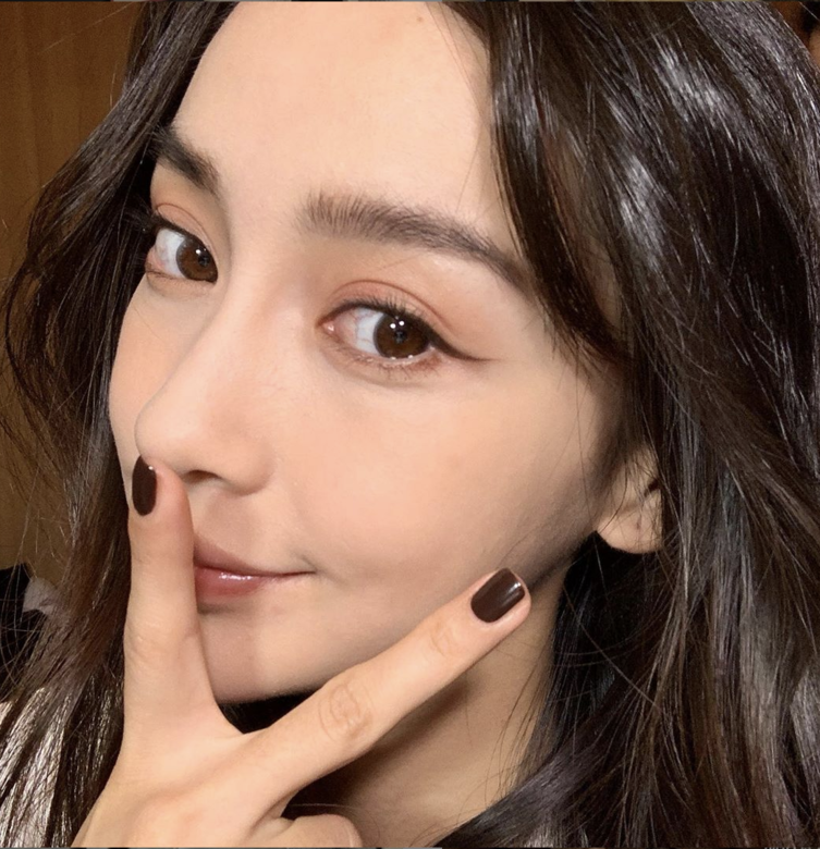 細心看Angelababy的IG,其實她不太多用filter,所以偶有看到她也跟大家一樣有暗瘡 細心看Angelababy的IG,其實她不太多用filter,所以偶有看到她也跟大家一樣有暗瘡