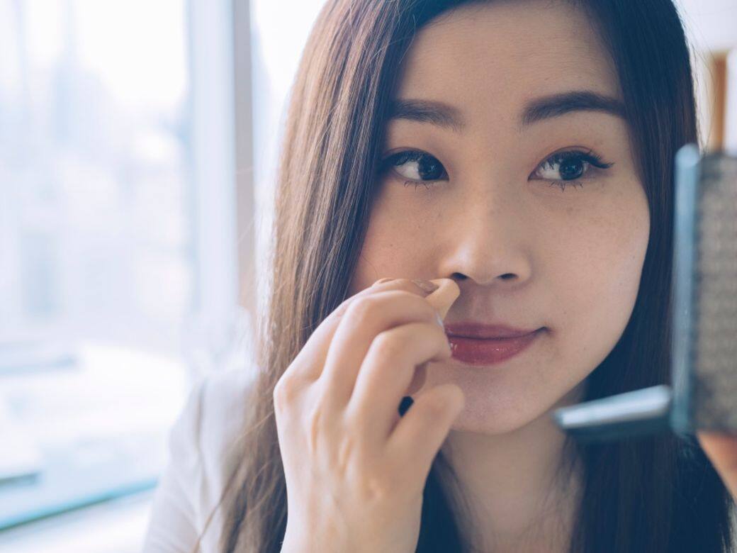 想要有無瑕的底妝,為皮膚打底是非常重要的。打底就是妝前保濕,如果皮 想要有無瑕的底妝,為皮膚打底是非常重要的。打底就是妝前保濕,如果皮